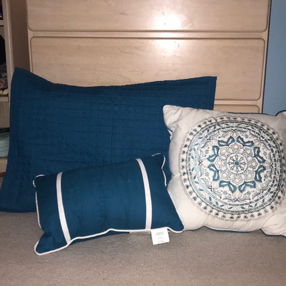 Pillow set (4) 2 decorative and 2 square shams